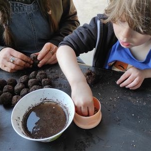 ateliers jardinage enfants lyon vacances bombes graines